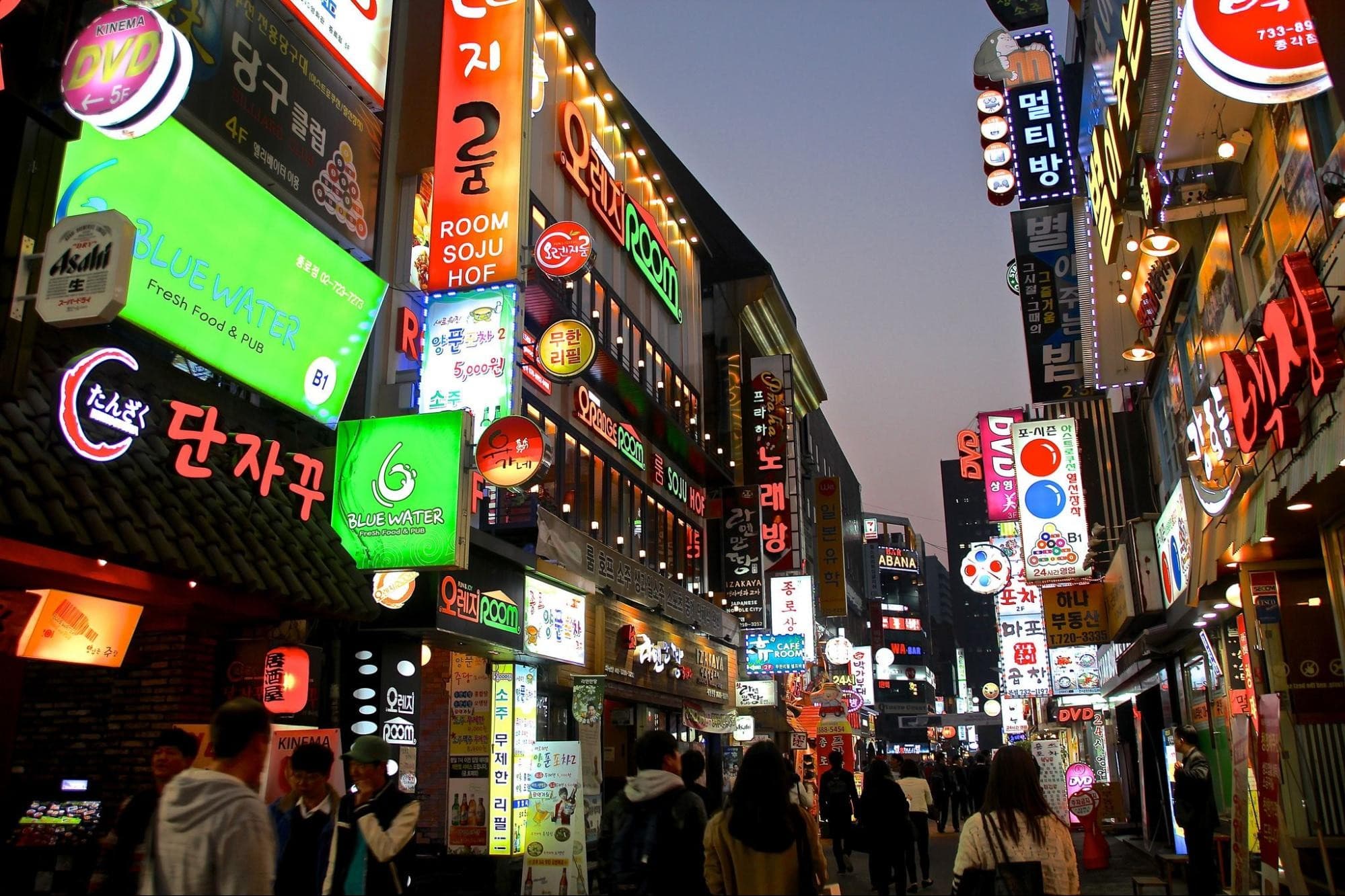 Chợ đêm Myeongdong nổi tiếng với đồ ăn vặt Hàn Quốc