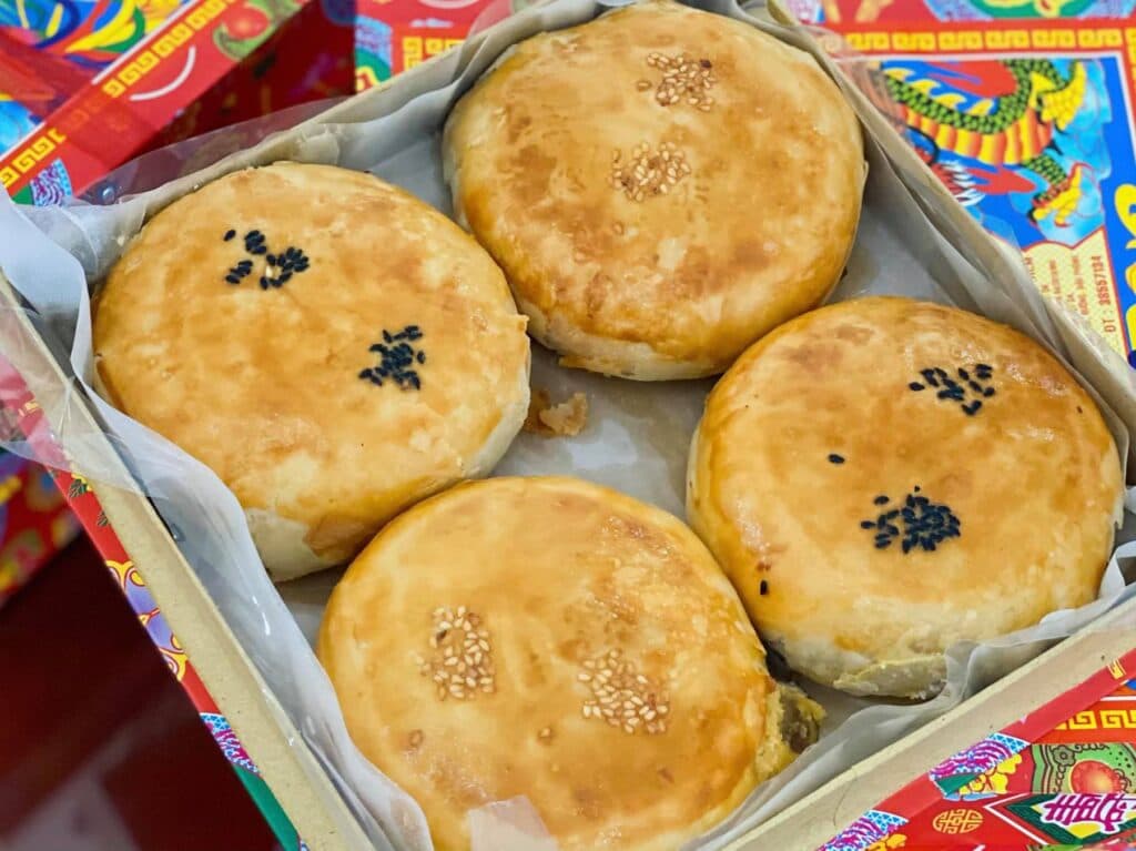 Bánh pía - gợi ý quà mang về sau chuyến đi
